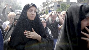 Ciudadanos iraníes asistieron al funeral de las víctimas del ataque del grupo extremista Estado Islamico en Teherán. AP