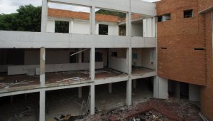 Las labores de demolición hacen parte del proyecto de construcción de la intersección del puente Benito Hernández. Juan Pablo Cohen