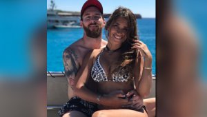 Messi y Roccuzzo, novios desde la adolescencia, son padres de dos niños, Thiago, de 4 años, y Mateo, de uno, nacidos en Barcelona, pero bautizados en Rosario. Instagram