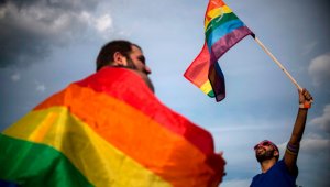 La masacre fue noticia mundial y se improvisaron ofrendas callejeras con peluches, velas, flores y toda clase de artesanías frente a la discoteca, el hospital y el lago Eola en el centro de Orlando, donde se concentraron los homenajes. AFP