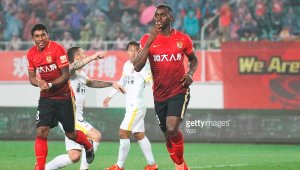 Jackson Martínez (Guangzhou Evergrande). El depredador 'cafetero' llegó a China en 2016 procedente del Atlético de Madrid por una suma de 42 millones de euros, con una gran reputación y después de haber rechazado ofertas de la Premier League. Pero mientras el Guangzhou brillaba en la Superliga, el delantero de 30 años sufrió para adaptarse al fútbol chino, aunque estuvo lastrado por una lesión. De hecho ya existen rumores sobre su posible salida del fútbol chino. Archivo