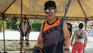 El cadáver de Juan Miguel Delgado Santander quedó tendido en la entrada del negocio. Cortesía