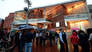 Las primeras indagaciones indicaron que un "artefacto" explotó sobre las 5:10 p.m. detrás de un inodoro en el baño de mujeres de la segunda planta del centro comercial. AFP