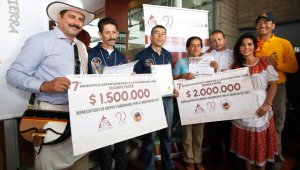 En el marco de la celebración de los 90 años de Fedecafé, Juan Valdez y el profesor Yarumo estuvieron en Cúcuta para entregar los premios a los ganadores de la tasa de excelencia. Mario Franco