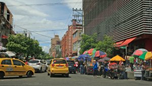 Andenes y calzadas de la avenida sexta de nuevo están invadidos de ventas informales, sin ningún control de las autoridades. Mario Caicedo