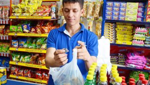 El cobro de este impuesto genera problemas para los tenderos, porque no hay monedas de 20 pesos. Archivo La Opinión