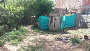 Estas invasiones nacieron hace seis años y no fueron desalojadas, ahora el colector de aguas está parado por la obstrucción de las construcciones ilegales. Cortesía