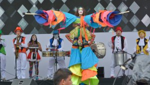 La diversidad cultural colombiana y el talento de los jóvenes se hicieron visibles en Pamplona con la celebración del 20 de julio. En la imagen el grupo ‘Incubaxión’, que hizo vibrar con acrobacias.  Edgar Cusgüen