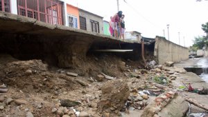 Así luce el canal de aguas lluvias que atraviesa el barrio y que había comenzado a debilitarse. Archivo