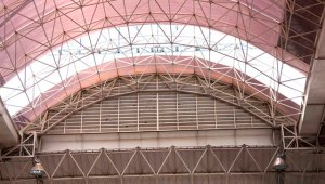 El sábado, a las 3:00 p.m., se hizo el aviso del posible daño a los encargados del Coliseo. Ayer, el espacio amaneció sin parte de su techo. Deportistas y entrenadores esperan que el municipio se encargue del problema y dé una pronta solución. Alfredo Estévez