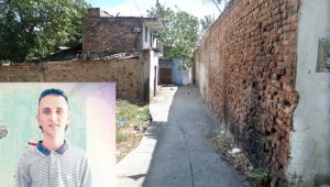 El cuerpo de Edinson Urley Restrepo Perdono, quedó en este callejón después de recibir varias heridas con arma blanca. La Opinión