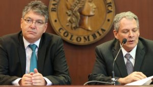 Mauricio Cárdenas, ministro de Hacienda y Juan José Echavarría, gerente del Banco de la República de Colombia, durante la rueda de prensa al término de la reunión en la que se decidió recortar la tasa de interés. Cortesía