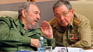 Raúl Castro (derecha) llegó como sucesor de su hermano Fidel Castro en 2006 y se mantuvo fiel al mismo, aún después de su muerte en 2016. Archivo