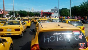 Los taxistas en paro han atacado a su colegas que no acataron el llamado a la protesta con huevos, harina y hasta piedras; incluso, han bajado a los pasajeros que transportan. Cortesía