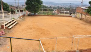 En esta cancha frecuentan los expendedores y consumidores de droga a cualquier hora del día en el barrio Loma de Bolívar. La opinión