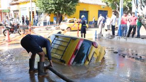 En este estado quedó el taxi de Samuel Peña, quien en el momento del hundimiento del pavimento transportaba a dos personas hacia un colegio del sector, las cuales, al igual que él, resultaron ilesas. César Obando