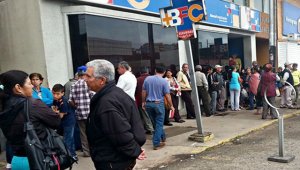Los bancos han impuesto límites diarios para el retiro de dinero por taquilla. Eilyn Cardozo