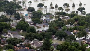 En Houston, numerosas viviendas localizadas en cercanías de la represa Addicks fueron inundadas por la poderosa tormenta Harvey que azota con fuerza a esta parte de los Estados Unidos. AFP