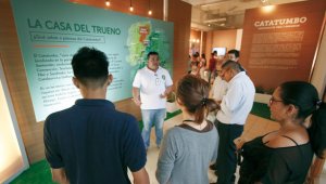 Nelson Páez es guía de la exposición que podrá ser apreciada hasta mañana en la Fiesta del Libro de Cúcuta (FliC). Mario Franco