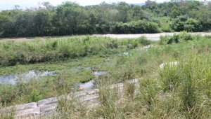 Así luce hoy en lugar que fue reparado hace seis meses en Villa Camila, las aguas negras han vuelto al sector. Cortesía