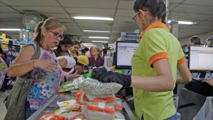 Tras cinco meses de cifras negativas, el consumo muestra una mejoría, pero su recuperación va a paso lento. El alza del IVA mermó el gasto en el primer semestre del año. Colprensa