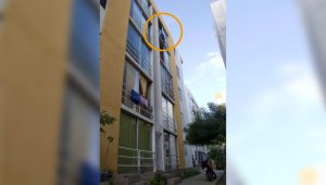 Nicolás Forero, de un año y medio, se cayó, mientras sus familiares colgaban ropa en el balcón del apartamento en Los Estoraques. Alfredo Estévez