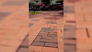 Sobre la parte oriental, algunos adoquines se están hundiendo; ojalá reparen esta falla cuanto antes.
César Obando