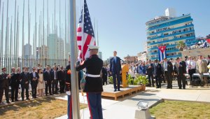 La embajada de EEUU en La Habana reabrió sus puertas en 2015 bajo la administración del presidente demócrata Barack Obama. En ese entonces, Kerry se encargó de levantar la bandera estadounidense. Archivo