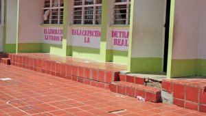 En esta escuela estudian unos 20 niños de las casas vecinas. Las grietas se evidencian en la entrada y salones de la institución. Mario Caicedo