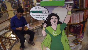 En la vida real, "Pakistan Girl" se llama Sarah.  AFP