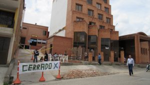 Así permanecía el miércoles la entrada principal de la clínica Pamplona, luego de conocerse la noticia del cese de labores después de 25 años de estar funcionando. Roberto Ospino