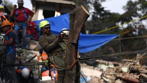 Los expertos dan 72 horas promedio para que una persona atrapada en escombros tenga mayores oportunidades de sobrevivir. AFP