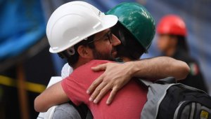 El protocolo posterior a sismos marca que las posibilidades de sobrevivencia de una persona atrapada en escombros llegan a su límite a las 72 horas. AFP