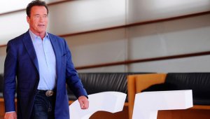 Arnold schwarzenegger a su llegada al Festival de San Sebastián. AFP