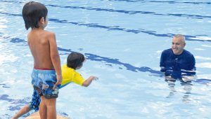 Hoy, a sus 72 años, sigue entregando su vida a formar campeones para la vida. Cortesía para La Opinión