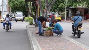 Los vendedores ambulantes se han tomado los andenes y separadores del barrio, y la comunidad dice sentirse desprotegida por parte de las autoridades. César Obando