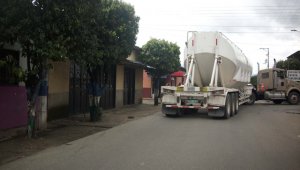 Imágenes como esta se registran a diario en Ábrego. Las viviendas quedan expuestas a ser impactadas por los automotores. Cortesía