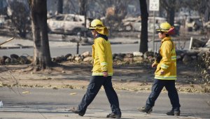 Más de 9.000 apagafuegos han estado combatiendo los 17 grandes incendios desde el domingo. AFP