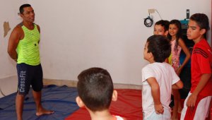 Con solo 15 días de entrenamiento en Fuerzas Armadas, arroyo consiguió su primer cupo a una competencia nacional de mayores que tuvo lugar en Cali. Mario Franco