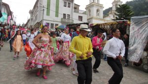 Las comparsas también estuvieron presentes en Mutiscua. Roberto Ospino