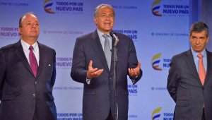 El vicepresidente Óscar Naranjo habló sobre la situación que se vive en Tumaco, con la erradicación de los cultivos ilícitos. Lo acompañan los ministros de Defensa, Luis Carlos Villegas y del Posconflicto, Rafael Pardo. Colprensa
