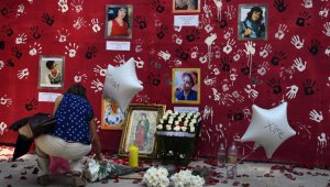 Algunos solo conservan sus trabajos, pero sin un solo cambio de ropa para presentarse.  AFP