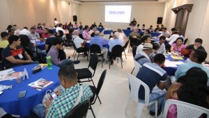 En un diálogo amplio entre organizaciones sociales, comunales y representantes del gobierno, se insistió en que el objetivo común es lograr que el campesino salga de la ilegalidad y se logre el bienestar de la región. César Obando