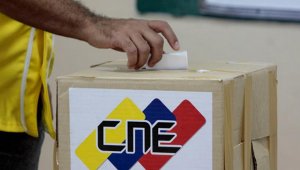 La ANC también acordó que se le comunique a la presidenta del Consejo Nacional Electoral (CNE), Tibisay Lucena, sobre este decreto para que "realice lo conducente" a los efectos de esta petición. AFP
