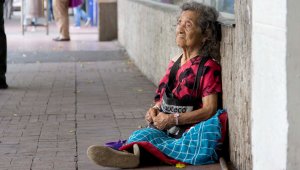 María Trinidad Mora no se acuerda de su edad y pasa el tiempo orando con un rosario en la mano. Alfredo Estévez