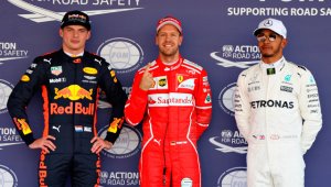 Vettel (centro) superó al holandés Verstappen (izquierda) en la prueba clasificatoria por 86 milésimas y por 446 al británico Lewis Hamilton, de Mercedes. AFP