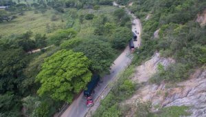 Por la vía Cúcuta-Ocaña hay tractomulas atravesadas, las cuales según denuncias de conductores, fueron forzadas a obstaculizar el paso. En zonas como Tibú, ya se incrementaron los precios de los víveres. Cortesía-Juan Pablo Cohen
