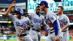 Dodgers y Astros jugarán el séptimo partido de la Serie Mundial de béisbol. AFP