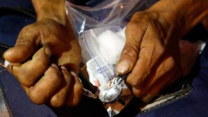 Consumidores de heroína en el Canal Bogotá de Cúcuta. Archivo La Opinión