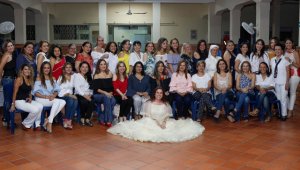 Lorena Montoya, Claudia Alba, Evida Duarte, Pilar Ibarra, Maryorie Avendaño, Patricia Casique, María J. Arguijo, Peggy Escobar, Magaly Márquez, Nancy Garay, Tita Villamizar, Natalia Haddad, María E. Peñaloza, Adriana Daw, Martha García, Hermana-rectora María Virginia González, Genny Méndez, Ana Maritza Lobo, Sandra María Velez, Silvana Sánchez y Luz Marina Sepúlveda, presidenta de exalumnas Colsate y Carmenza Infante. Sentadas: Liliana D’Pablo, Adriana Estrada, Silvia Chávez, Nidia Salazar, Claudia Parra, Sandra Contreras, Adriana Acevedo, Mónica Pinto, Claudia Mongua, Zinaida Mejía, Marcela Villamizar, Ximena Villamizar, Lina Sierra y Adriana Méndez. Mario Franco